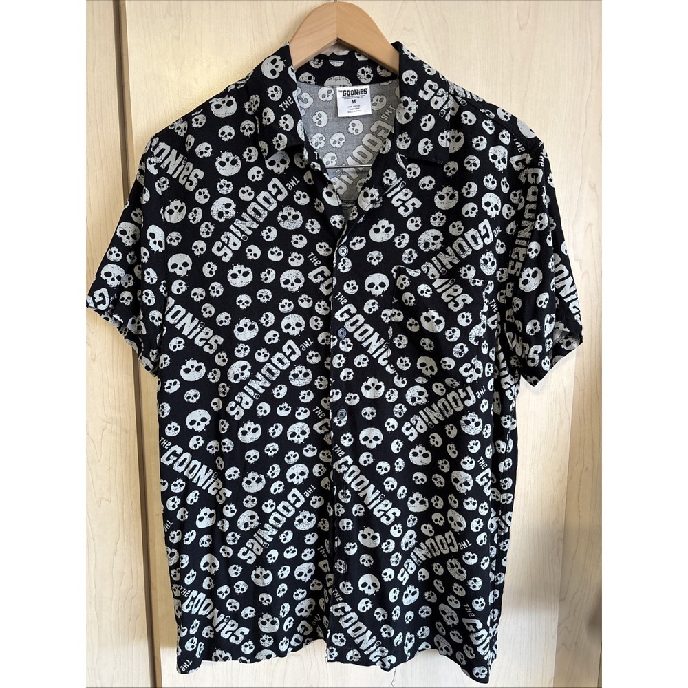 The Goonies Short Sleeve Button Up Shirt Skull Print Men's Size Medium Rayon EUC